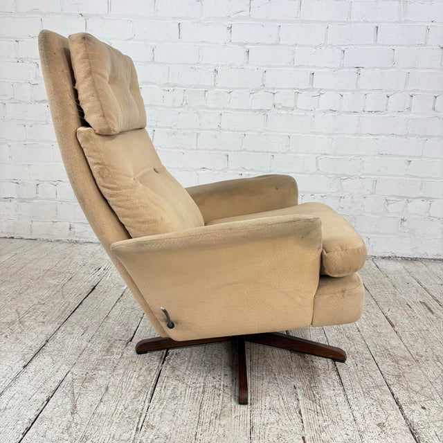 Mid Century Modern Scandinavian Lounge Chair on Rosewood Base Recliner For Sale - Image 11 of 12