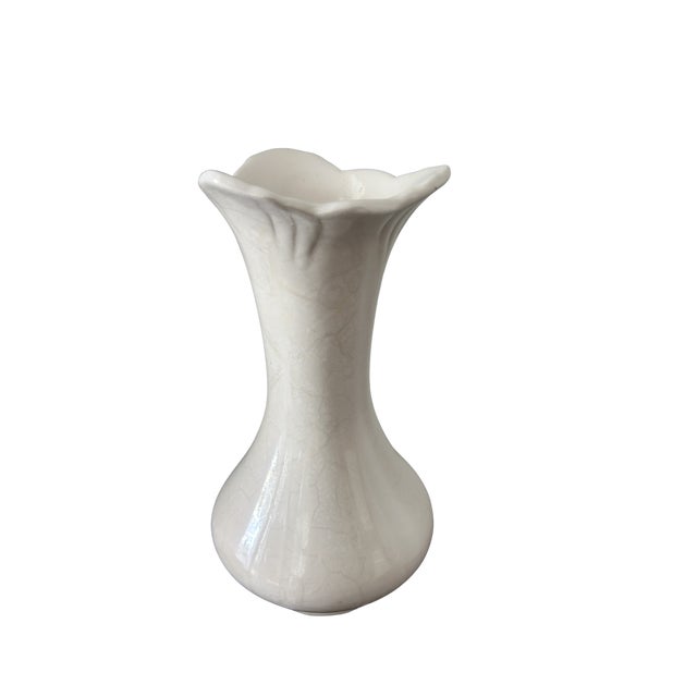 Mid-Century Modern Vintage Shawnee Pottery Attributed White Vase – Ruffled Rim Opalescent Glaze Mid-Century American Art Pottery For Sale - Image 3 of 10