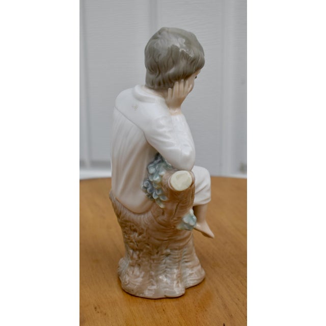 1980s Vintage Lladro Little Boy Thinking on Tree Stump Porcelain Figurine Statue #4876 For Sale - Image 5 of 15