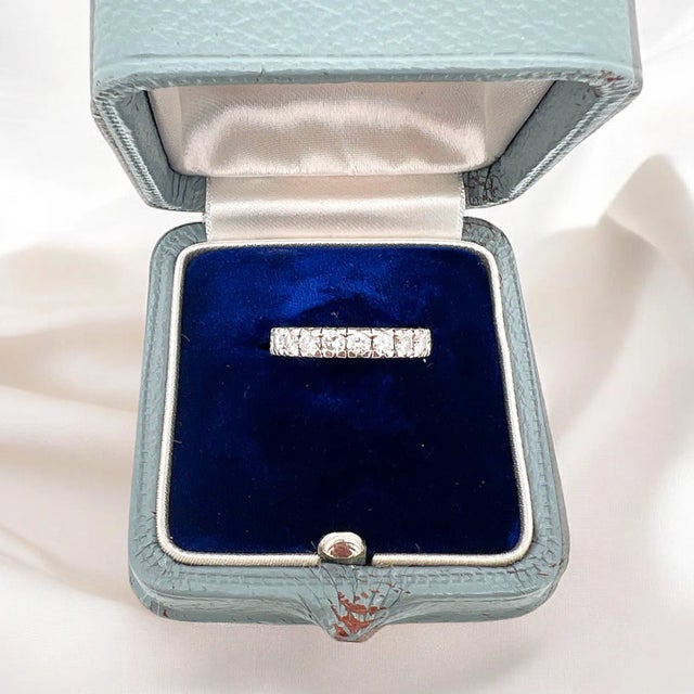 Vintage eternity wedding ring in 18 carat (750 thousandths) white gold circa 1990. It is decorated with 21 brilliant-cut...