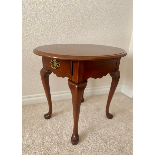 Late 20th Century Traditional Pennsylvania House Queen Anne Style Solid Cherry Oval Accent Table With Drawer Excellent Condition. For Sale - Image 18 of 18