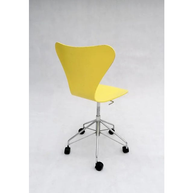 Mid-Century Modern Model 3117 Office Swivel Chair in Yellow by Arne Jacobsen for Fritz Hansen, 1995 For Sale - Image 3 of 11