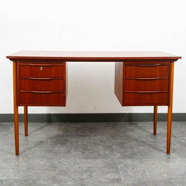 Mid Century Danish Modern Desk Executive Teak 6 Drawer Lock Floating MCM For Sale - Image 4 of 11