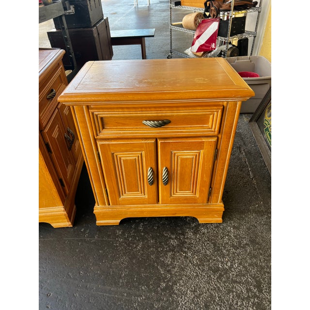 Late 20th Century Vintage Wynwood Furniture Traditional Oak Bedside Cabinets / Nightstands - A Pair For Sale - Image 5 of 11