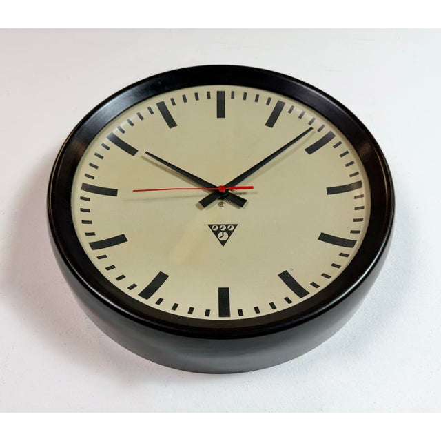 Industrial Brown Bakelite Factory Wall Clock from Pragotron, 1960s For Sale - Image 6 of 18