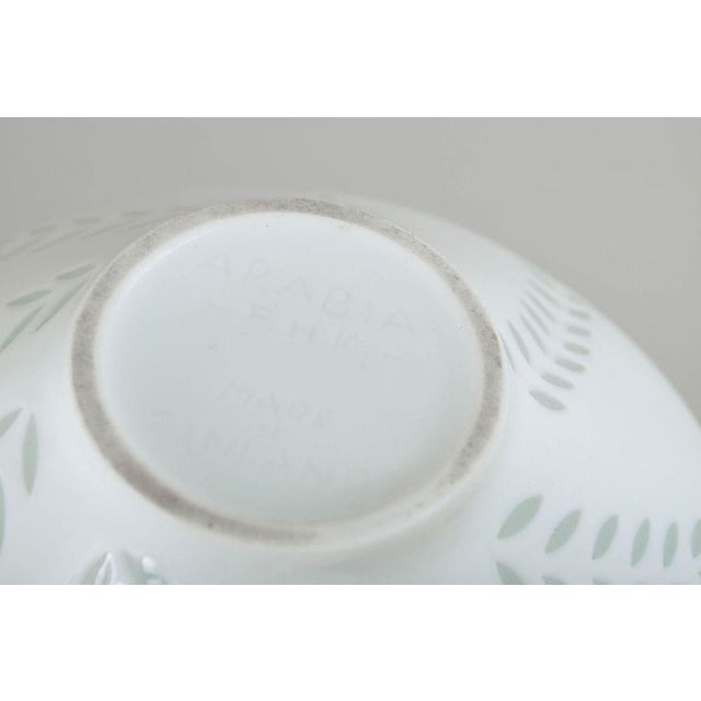 Large Bowl in White Porcelain with Leaf Motif by Friedl Holzer-Kjellberg For Sale - Image 4 of 5