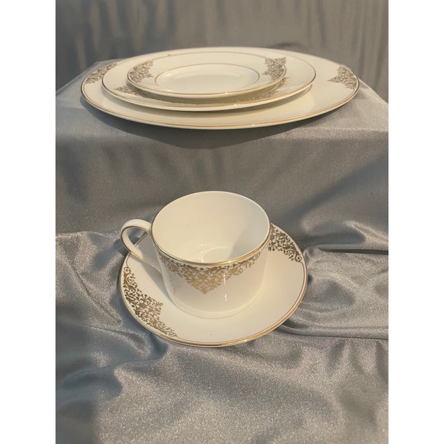 This elegant five-piece Wedgwood bone china dinner set is perfect for any occasion. The gold print design on the round...