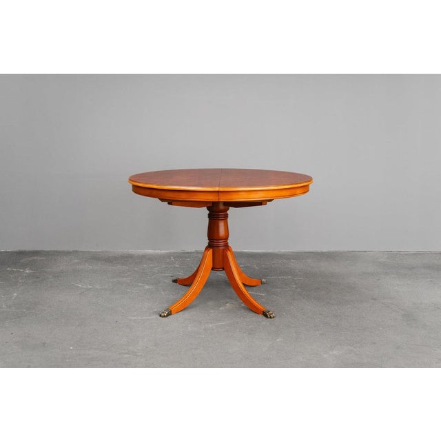 Item: Extendable dining table Period & Style: English style - late 20th century Features: - Elegant and practical piece of...
