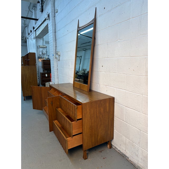 Brown Five-Piece Mid-Century Modern Bedroom Set by John Widdicomb For Sale - Image 8 of 18