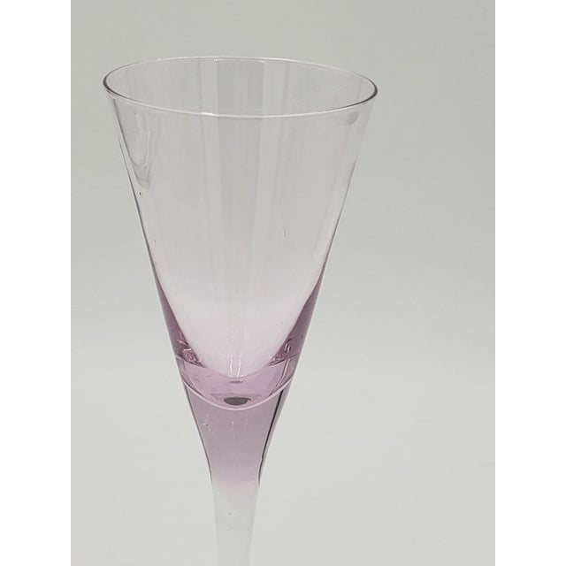 Contemporary Pair of 1970s Hand-Blown Luminarc Circleware French Flutes/Cocktail Glasses With Pink Stems For Sale - Image 3 of 9