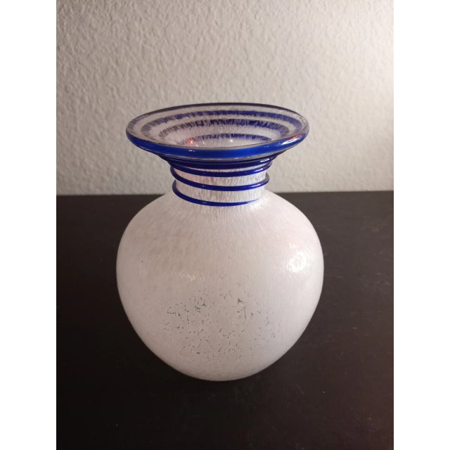 Mid-Century Modern 1980s Blown Spatter Bud Vase With Spiral Cobalt Blue Rigaree For Sale - Image 3 of 9