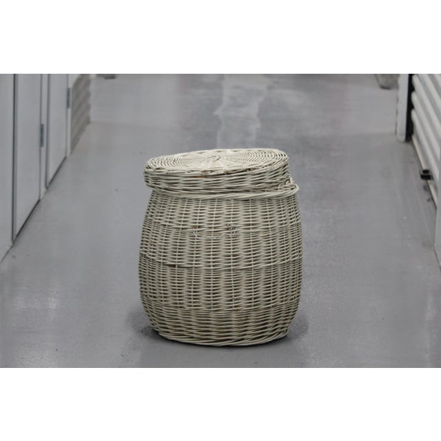 Mid-Century Modern White Wicker Basket with Lid, 1970s For Sale - Image 3 of 12