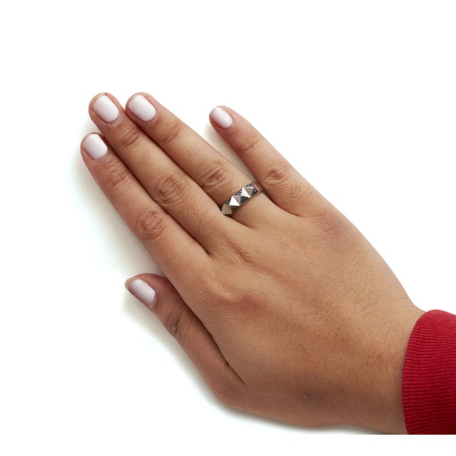 Early 21st Century 14K White Gold 1/4 Cttw Treated Blue Diamond Pyramid Band Ring - Size 7 For Sale - Image 5 of 6