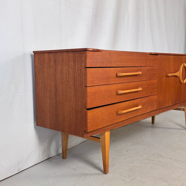 Long, clean mid-century lines from beautility, built with the classic british teak aesthetic. This piece is in very strong...