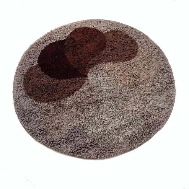 Rug with psychedelic Panton style pattern. Decade: 1970s Oigin: Netherlands Producer: Desso, Netherlands. This rug is a...