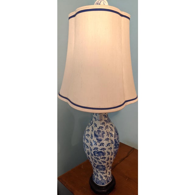 Ceramic Vintage Maitland-Smith Porcelain Blue and White Chinese Chinoiserie Ginger Jar Lamp For Sale - Image 7 of 13