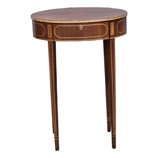 1990s Baker Colonial Williamsburg Federal Style Mahogany Oval Inlaid Side Table Rare For Sale