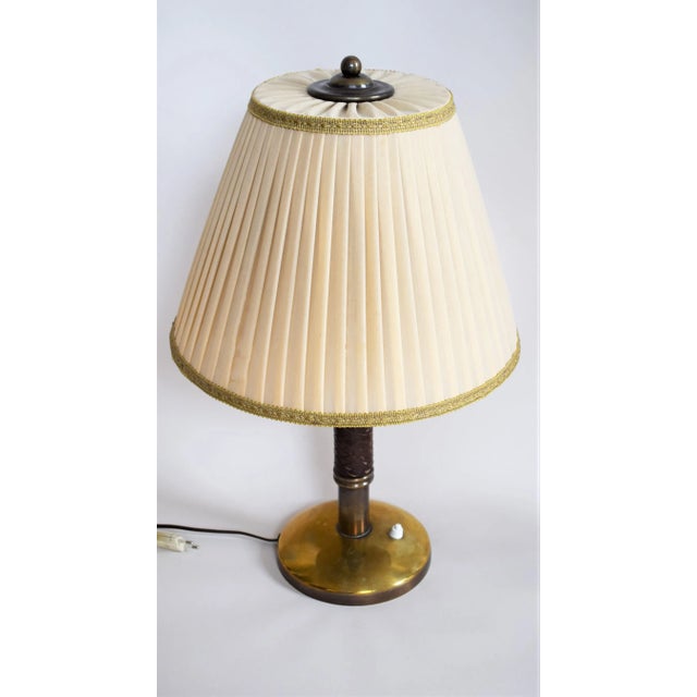 Large table lamp in brass. The design is by Josef Frank - execution J.T. Kalmar in the 1930s. 2 E27. Original silk shade....