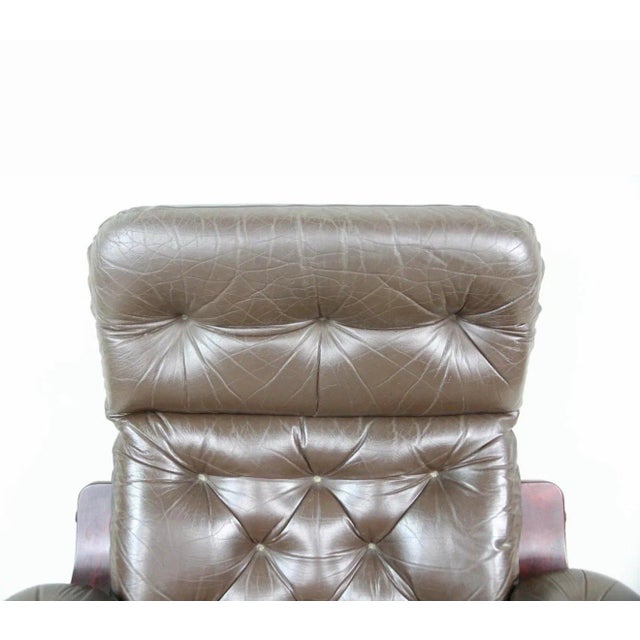 Brown Cantilevered Tufted Leather Lounge Chair | Scandinavian Modern | Rosewood-Toned Bentwood Frame | C. 1970s For Sale - Image 8 of 10