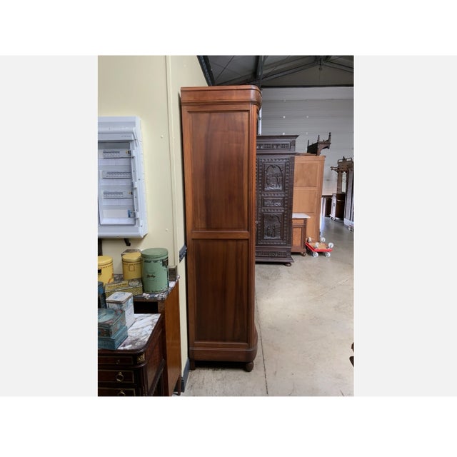 Age: circa 1930 Wood type: solid and veneered walnut Condition: very good, meticulously maintained, ready-to-use original...