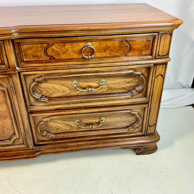 1968 Mid-Century Traditional Thomasville 7-Drawer Plus Dresser With Burl Wood Accents For Sale - Image 6 of 15