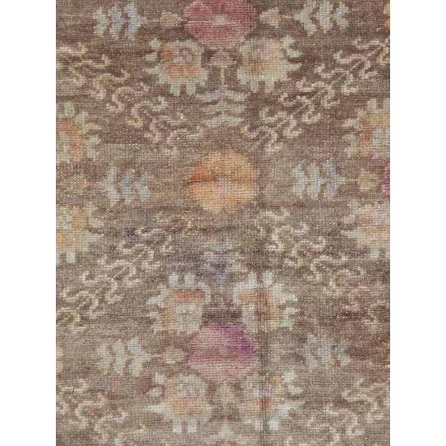Rustic Galerie Shabab Collection Mid-20th Century Turkish Anatolian Accent Rug For Sale - Image 3 of 4