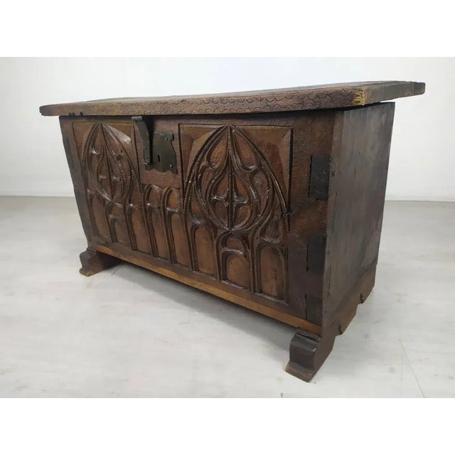 Gothic Style Oak Chest, in Good conditions. Designed 1920 to 1949
