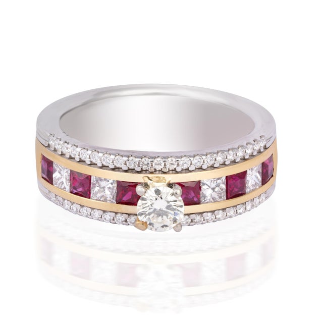 Contemporary Diamond Ruby Ring in 18k gold For Sale - Image 3 of 5