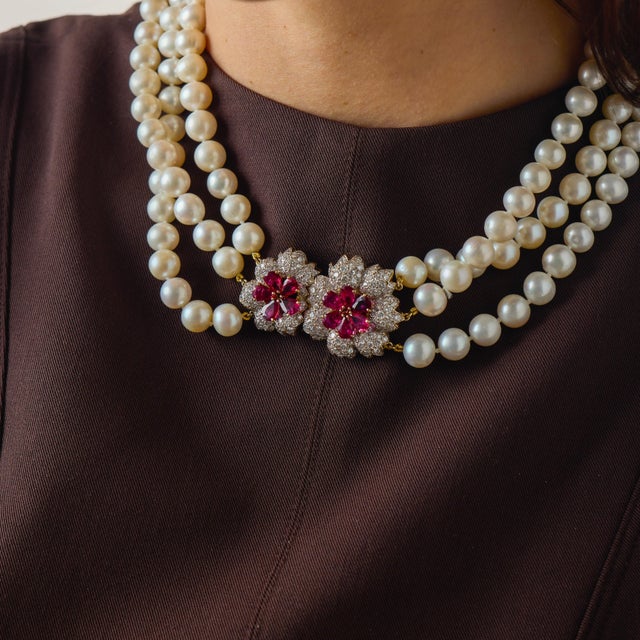1970s Elan Vintage 6.70 Carats Ruby Diamond Pearl 18k Yellow Gold Necklace For Sale - Image 5 of 6