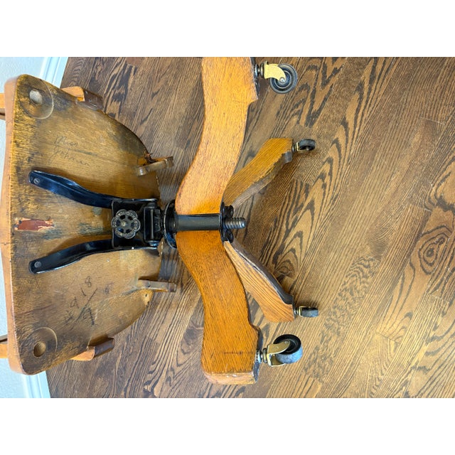 Early 19th Century Authentic J. S. Ford, Johnson & Co. Quarter-Sawn White Oak Adjustable Swivel Office Chair, C. 1905–1915 For Sale - Image 5 of 12