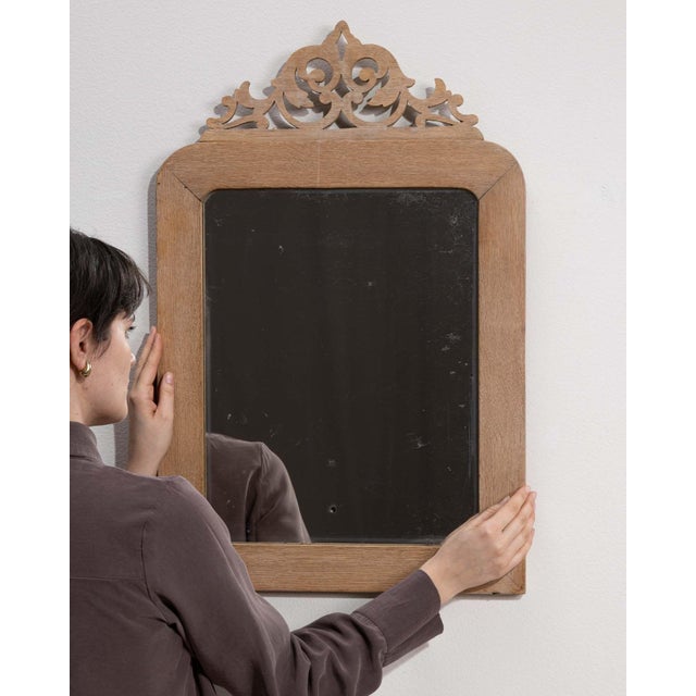 This mirror makes its impression through natural oak carved crest, small. It was made in France during 1900s, a lineage...