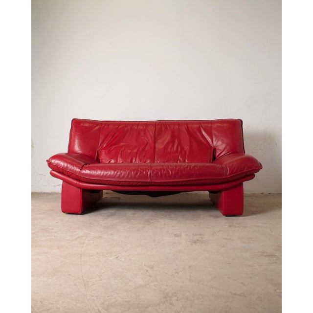 Stunning Ambassador sofa by Nicoletti Salotti, an iconic piece of 1980s Italian design. This model boasts a distinctly...