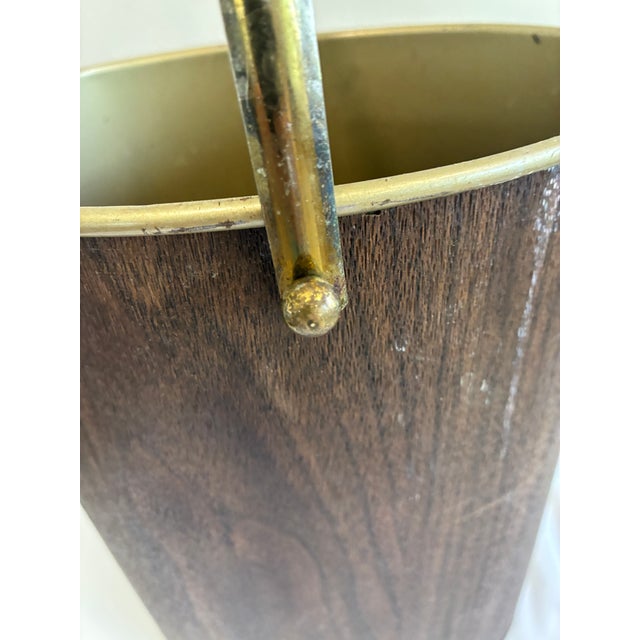 Vintage Faux Woodgrain Mid-Century Wastebasket With Brass Handle For Sale In Oklahoma City - Image 6 of 10