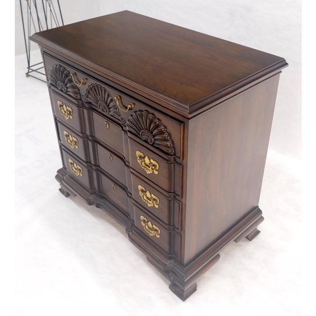 Fine Block Front Scallop Carving 4 Drawers Bachelor Chest Dresser MINT For Sale - Image 9 of 12