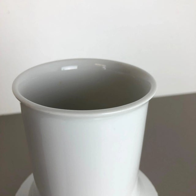 Op Art German Porcelain Vase by Richard Scharrer for Thomas, 1970s, Set of 2 For Sale - Image 16 of 18