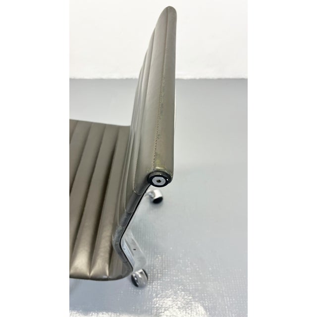 EA117 Office Chair by Charles & Ray Eames for Herman Miller, 1980s For Sale - Image 6 of 11