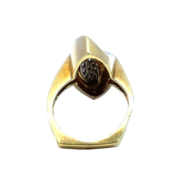 Elevate your elegance with this stunning lozenge-shaped ring, crafted from luxurious 18k yellow gold. The exquisite leaf...