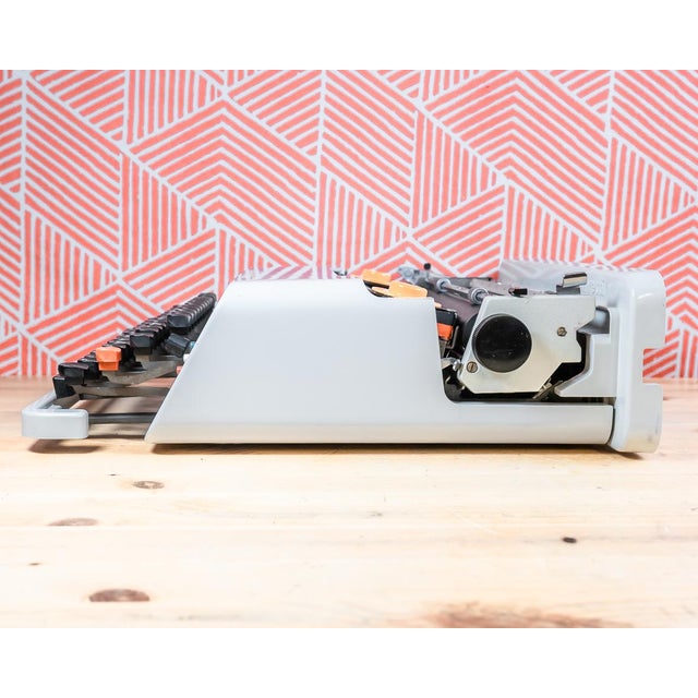 White Olivetti Valentine Typewriter, 1970 For Sale - Image 6 of 13