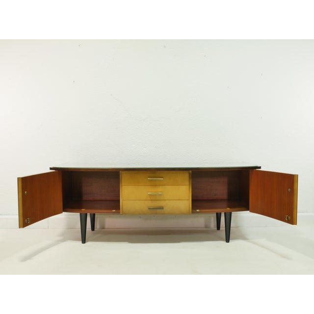 Discover a real original from the 60s: a stylish sideboard that once served as a mirror dresser. Finished with light birch...