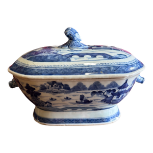 Antique Chinese Export Canton Porcelain Soup Tureen, Circa 1830's
