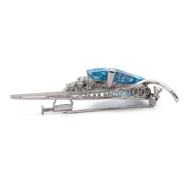 1960s 39.20 Carat Emerald Cut Aquamarine & Diamond Retro Era 14k White Gold Wing Pin For Sale - Image 4 of 5