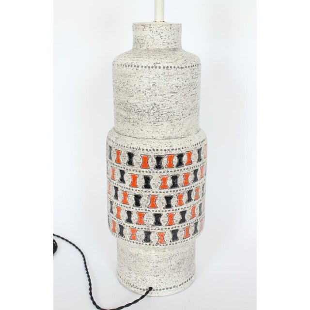 1950s Tall Aldo Londi for Bitossi Off White Pottery Table Lamp With Orange & Black For Sale - Image 9 of 13
