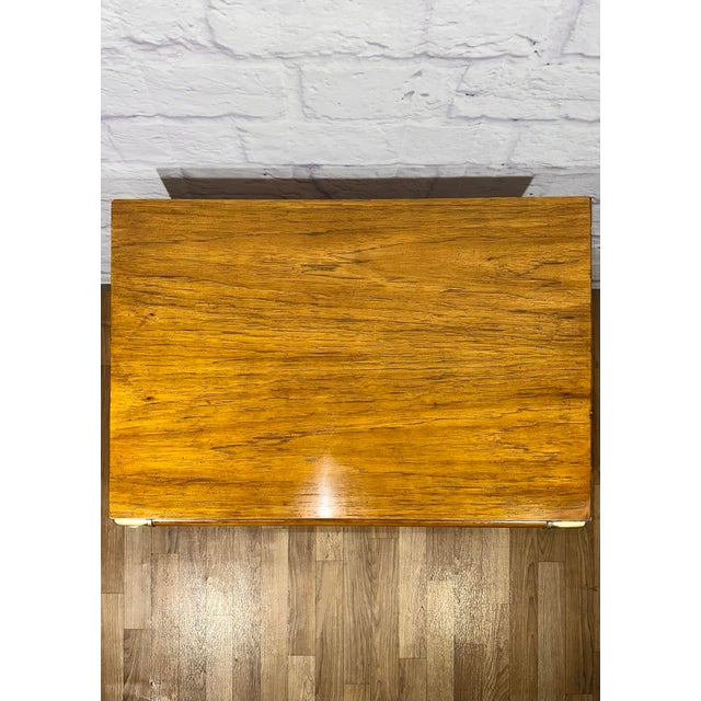 1980s Vintage Drexel Heritage Campaign Nightstand / Side Table in Walnut and Brass – Accolade Collection⚡️ For Sale - Image 10 of 11