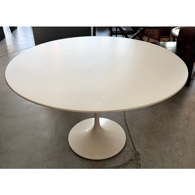 With the Pedestal Collection, in 1957, Eero Saarinen vowed to eliminate the "slum of legs" found under chairs and tables...