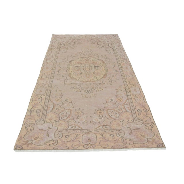 1960s Vintage Washed Out Turkish Area Rug-5′2″ × 8′10″ For Sale In Los Angeles - Image 6 of 6