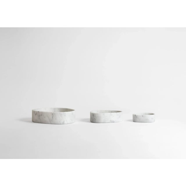 This set of three bowls is made of white Carrara marble. The measurements are: 24x20x6 cm, 17x16x5 cm, and 12x11x4 cm....
