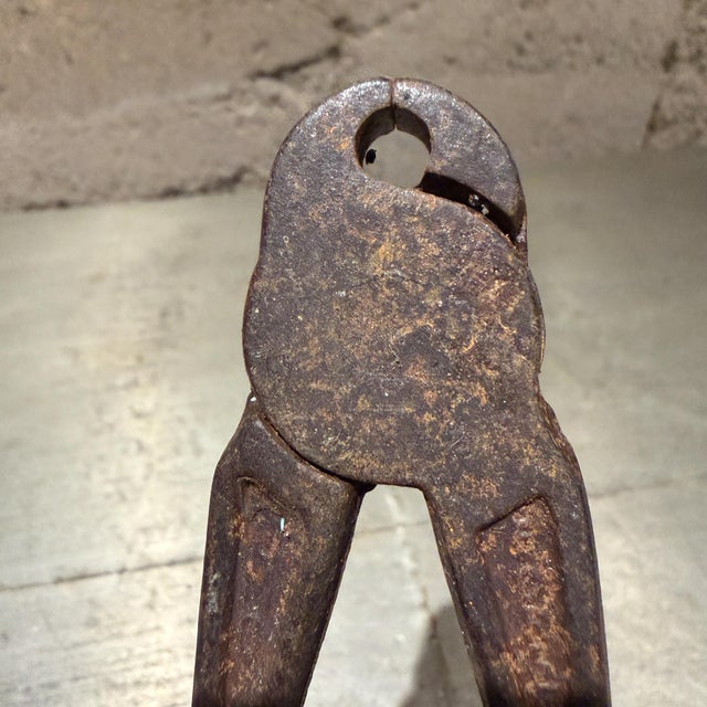 For your consideration, a pair of antique carpenter's pincers (also widely referred to as end-cutting nippers). These are...