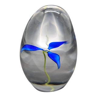 David D. Wilson Handblown Trillium Paperweight For Sale