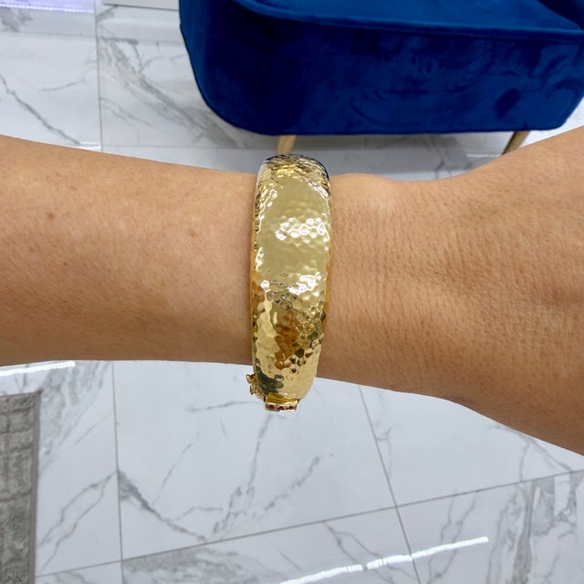 Ladies Roberto Coin 18k Yellow Gold Hammered Ruby Hinged Bangle Bracelet For Sale - Image 9 of 9