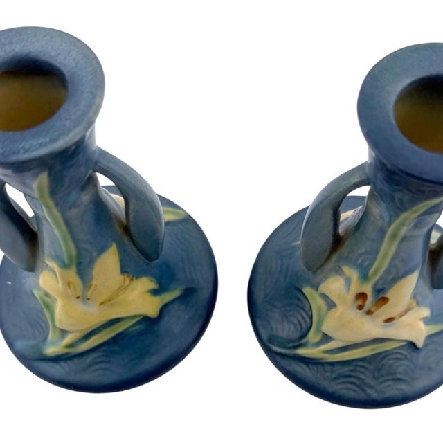 Art Deco Pair of 1940s Roseville Zephyr Lily Bermuda Blue Candlestick Holders For Sale - Image 3 of 10